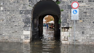 Zadar, 121012. 
Jaka kisa koja od sinoc pada na zadarskom podrucju stvorila je velike probleme u prometu. Najvise problema bilo je kod vec poznatih kriticnih mjesta u gradu: na Relji,kod Veslackog,na Branimiru.
Na fotografiji: : detalj sa ulaza na zadarsk
