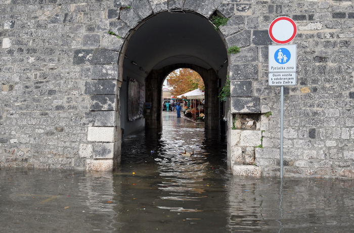 Zadar, 121012. 
Jaka kisa koja od sinoc pada na zadarskom podrucju stvorila je velike probleme u prometu. Najvise problema bilo je kod vec poznatih kriticnih mjesta u gradu: na Relji,kod Veslackog,na Branimiru.
Na fotografiji: : detalj sa ulaza na zadarsk