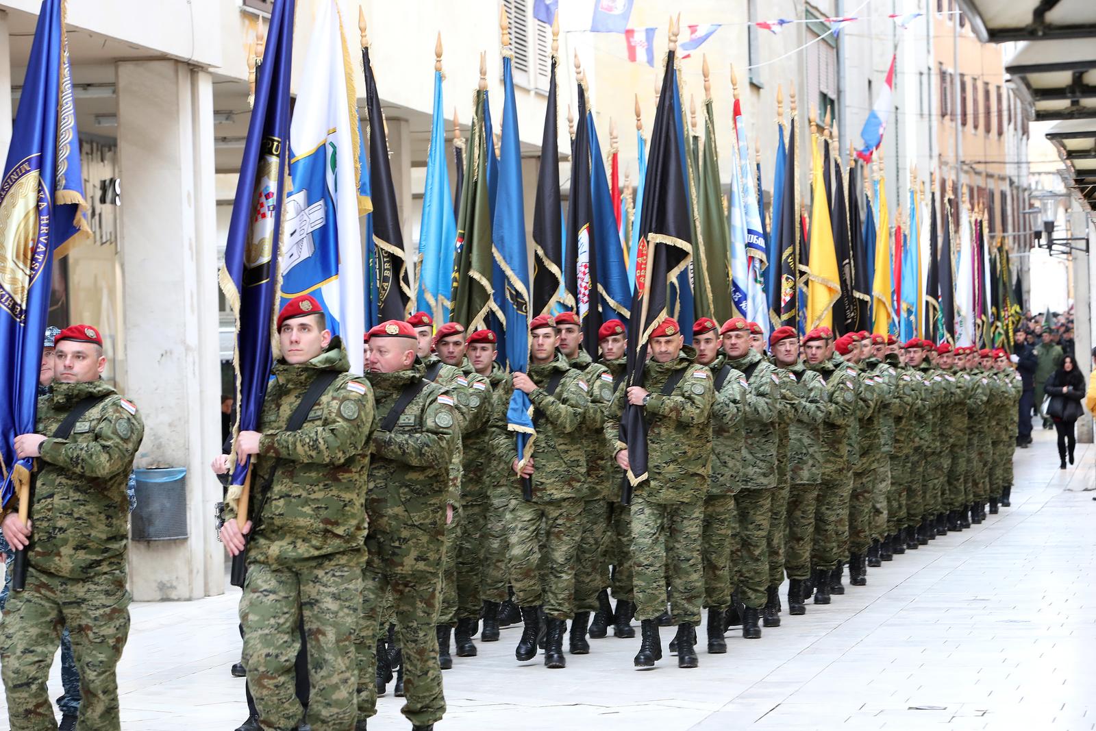 Mimohod pripadnika OSRH i MUP-a s ratnim zastavama povodom 30. obljetnice VRO Maslenica Mimohod pripadnika OSRH i MUP-a s ratnim zastavama povodom 30. obljetnice VRO Maslenica
