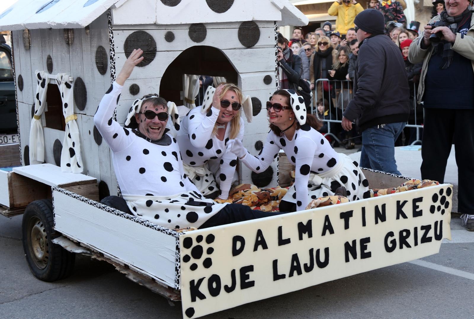 Murter: Maškarana povorka Velike Bake