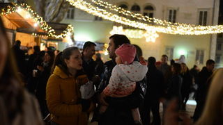 Advent u Zadru: Pavel raspjevao i rasplesao Zadrane na Trgu Petra Zoranića. Foto: Iva Perinčić Advent u Zadru: Pavel raspjevao i rasplesao Zadrane na Trgu Petra Zoranića. Foto: Iva Perinčić
