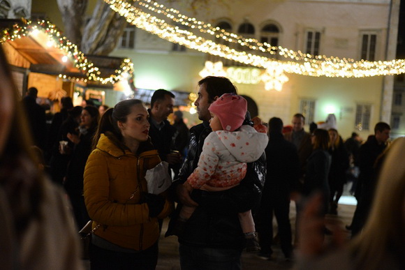 Advent u Zadru: Pavel raspjevao i rasplesao Zadrane na Trgu Petra Zoranića. Foto: Iva Perinčić Advent u Zadru: Pavel raspjevao i rasplesao Zadrane na Trgu Petra Zoranića. Foto: Iva Perinčić