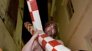 Zadarski performer Enio Mestrovic prosetao je centrom grada prerusen u Isusa noseci drveni kriz u hrvatskim detaljima. Prolazeci gradom uzvikivao je “Oprosti im Boze, ne znaju sto cine ni jedni ni drugi”. Photo: Dino Stanin/PIXSELL Zadarski performer Enio Mestrovic prosetao je centrom grada prerusen u Isusa noseci drveni kriz u hrvatskim detaljima. Prolazeci gradom uzvikivao je “Oprosti im Boze, ne znaju sto cine ni jedni ni drugi”. Photo: Dino Stanin/PIXSELL