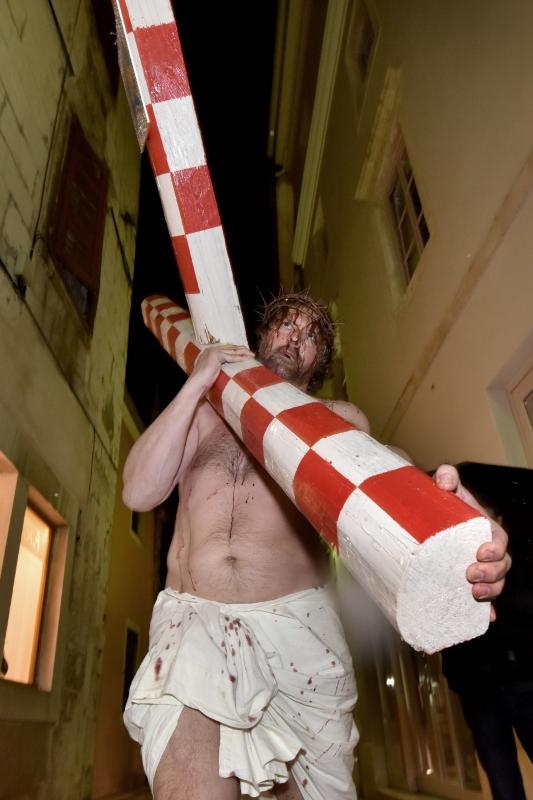 Zadarski performer Enio Mestrovic prosetao je centrom grada prerusen u Isusa noseci drveni kriz u hrvatskim detaljima. Prolazeci gradom uzvikivao je “Oprosti im Boze, ne znaju sto cine ni jedni ni drugi”. Photo: Dino Stanin/PIXSELL Zadarski performer Enio Mestrovic prosetao je centrom grada prerusen u Isusa noseci drveni kriz u hrvatskim detaljima. Prolazeci gradom uzvikivao je “Oprosti im Boze, ne znaju sto cine ni jedni ni drugi”. Photo: Dino Stanin/PIXSELL