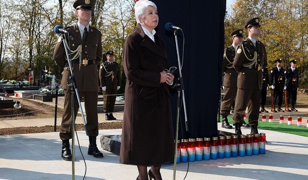 Premijerka RH Jadranka Kosor otkrila je spomenik poginulim braniteljima na mjesnom groblju u Bogdanovcima, Foto: Vlado Kos / Cropix
