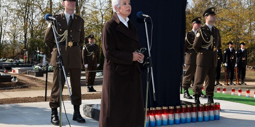 Premijerka RH Jadranka Kosor otkrila je spomenik poginulim braniteljima na mjesnom groblju u Bogdanovcima, Foto: Vlado Kos / Cropix Premijerka RH Jadranka Kosor otkrila je spomenik poginulim braniteljima na mjesnom groblju u Bogdanovcima, Foto: Vlado Kos / Cropix