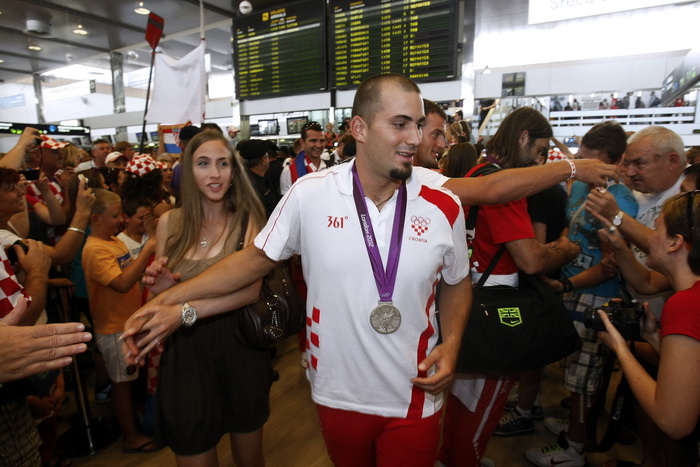 Zagreb, 130812.
Pleso.
Povratak Hrvatske olimpijske delegacije u Zagreb sa Olimpijskih igara u Londonu.
Na fotografiji: Srebrni veslaci.
Foto: Goran Mehkek / CROPIX Zagreb, 130812.
Pleso.
Povratak Hrvatske olimpijske delegacije u Zagreb sa Olimpijskih igara u Londonu.
Na fotografiji: Srebrni veslaci.
Foto: Goran Mehkek / CROPIX