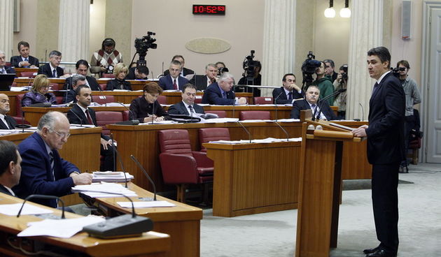 Zagreb, 231211.
Hrvatski Sabor u nastavku izvanredne sjednice glasuje o povjerenju novoj Vladi Zorana Milanovica. 
Na slici: govor buduceg premijera Zorana Milanovica.
Foto: Davor Pongracic / CROPIX