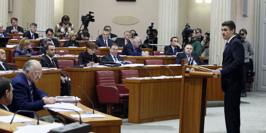 Zagreb, 231211.
Hrvatski Sabor u nastavku izvanredne sjednice glasuje o povjerenju novoj Vladi Zorana Milanovica.
Na slici: govor buduceg premijera Zorana Milanovica.
Foto: Davor Pongracic / CROPIX Zagreb, 231211.
Hrvatski Sabor u nastavku izvanredne sjednice glasuje o povjerenju novoj Vladi Zorana Milanovica.
Na slici: govor buduceg premijera Zorana Milanovica.
Foto: Davor Pongracic / CROPIX