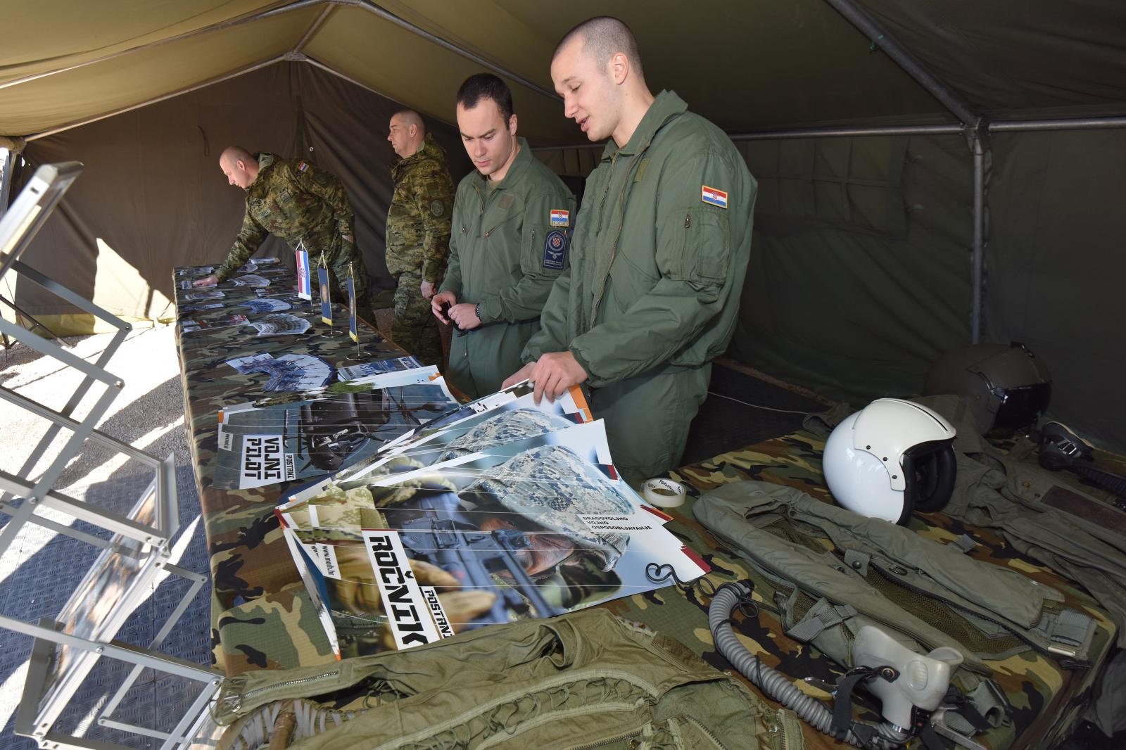 Otvorena izložba vojne opreme, oružja i vozila na zadarskoj rivi
