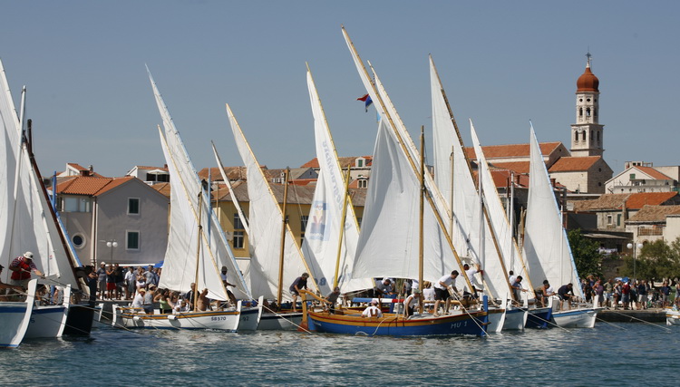 Betina, 150811.
9. Regata za dusu i tilo, regata tradicionalnih brodova na latinsko jedro
Na slici: start regate na kojoj su sudjelovale 52 tradicionalne brodice
Foto: Bozo Vukicevic / CROPIX Betina, 150811.
9. Regata za dusu i tilo, regata tradicionalnih brodova na latinsko jedro
Na slici: start regate na kojoj su sudjelovale 52 tradicionalne brodice
Foto: Bozo Vukicevic / CROPIX