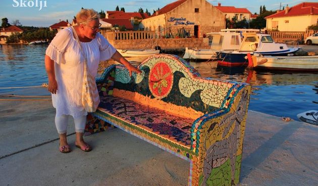 Autorica Božica Kliman ispred “klupe zalazećeg sunca” u Mulinama. Foto: Andrina Luić/Naši školji
