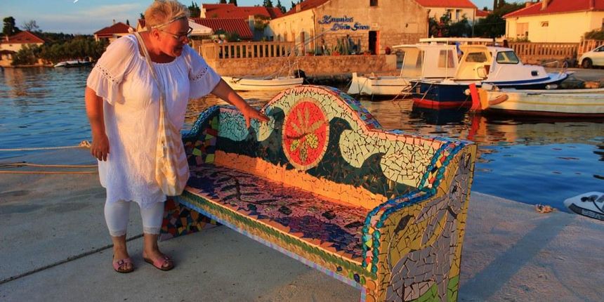 Autorica Božica Kliman ispred “klupe zalazećeg sunca” u Mulinama. Foto: Andrina Luić/Naši školji Autorica Božica Kliman ispred “klupe zalazećeg sunca” u Mulinama. Foto: Andrina Luić/Naši školji