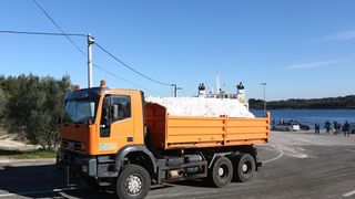 Kamioni puni snijega iz Like stigli u Veli Iž za skijašku utrku “Iška kraljica” Kamioni puni snijega iz Like stigli u Veli Iž za skijašku utrku “Iška kraljica”