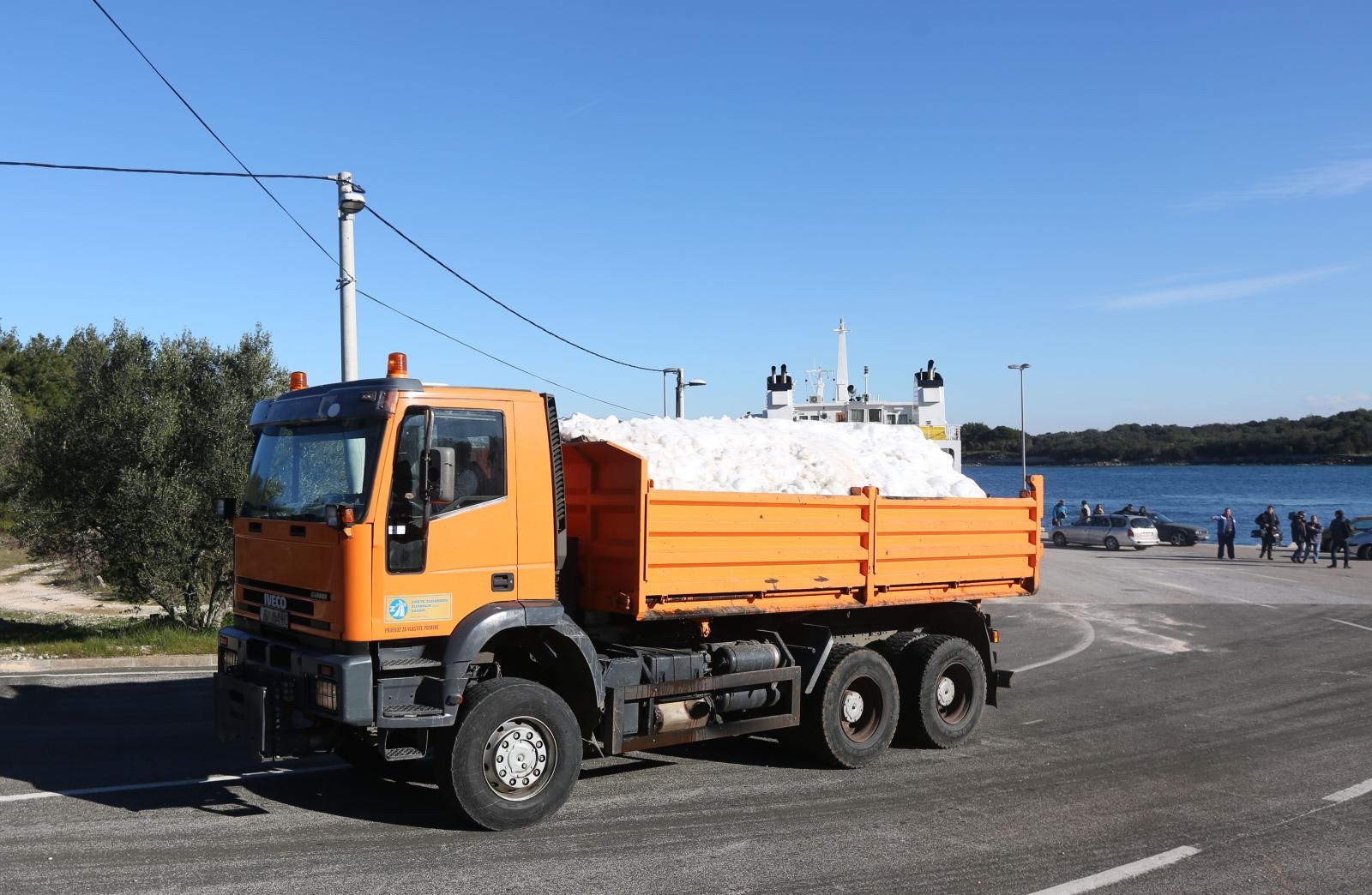 Kamioni puni snijega iz Like stigli u Veli Iž za skijašku utrku “Iška kraljica” Kamioni puni snijega iz Like stigli u Veli Iž za skijašku utrku “Iška kraljica”