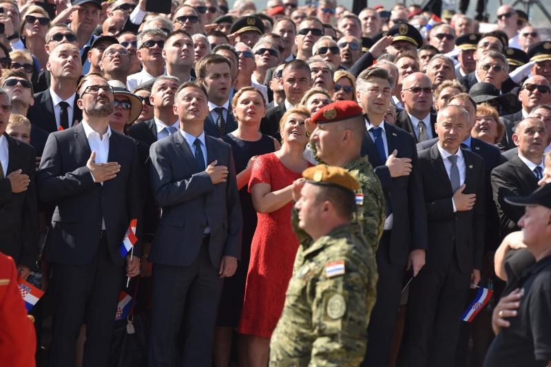 Uz zvukove hime “Lijepa naša” podignuta je zastava Republike Hrvatske na Kninskoj tvrđavi Uz zvukove hime “Lijepa naša” podignuta je zastava Republike Hrvatske na Kninskoj tvrđavi