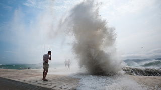 Zadar, 260812
Olujno nevrijeme sa jakim zapadnim vjetrom zahvatilo je u ranim popodnevnim satima zadarsko podrucje na radost brojnih turista i Zadrana koji su uzivali u prekrasnim prizorima, ali isto tako i na nesrecu mnogih nauticara kojima je ovakva olu