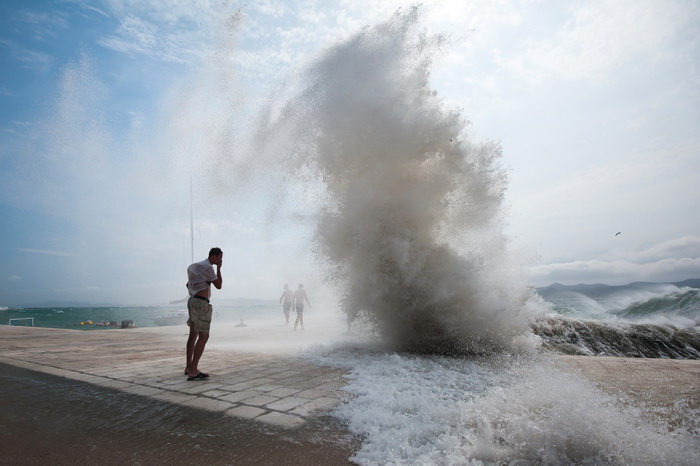 Zadar, 260812
Olujno nevrijeme sa jakim zapadnim vjetrom zahvatilo je u ranim popodnevnim satima zadarsko podrucje na radost brojnih turista i Zadrana koji su uzivali u prekrasnim prizorima, ali isto tako i na nesrecu mnogih nauticara kojima je ovakva olu