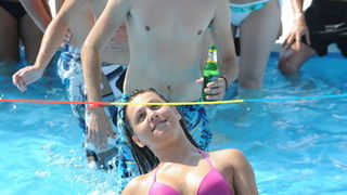 Novalja, 020710.
Temperature na termometrima su presle debelo iznad 30 stupnjeva Celzijevih a samim time su i plaze postale omiljena okupljalista. Plaza Zrce prepuna je kupaca na kojoj je svatko pronasao poneku zanimaciju.
Foto: Andrija Lucic / CROPIX Novalja, 020710.
Temperature na termometrima su presle debelo iznad 30 stupnjeva Celzijevih a samim time su i plaze postale omiljena okupljalista. Plaza Zrce prepuna je kupaca na kojoj je svatko pronasao poneku zanimaciju.
Foto: Andrija Lucic / CROPIX