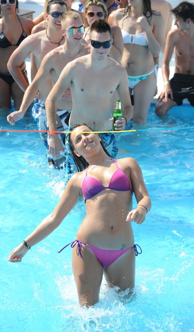 Novalja, 020710.
Temperature na termometrima su presle debelo iznad 30 stupnjeva Celzijevih a samim time su i plaze postale omiljena okupljalista. Plaza Zrce prepuna je kupaca na kojoj je svatko pronasao poneku zanimaciju.
Foto: Andrija Lucic / CROPIX Novalja, 020710.
Temperature na termometrima su presle debelo iznad 30 stupnjeva Celzijevih a samim time su i plaze postale omiljena okupljalista. Plaza Zrce prepuna je kupaca na kojoj je svatko pronasao poneku zanimaciju.
Foto: Andrija Lucic / CROPIX