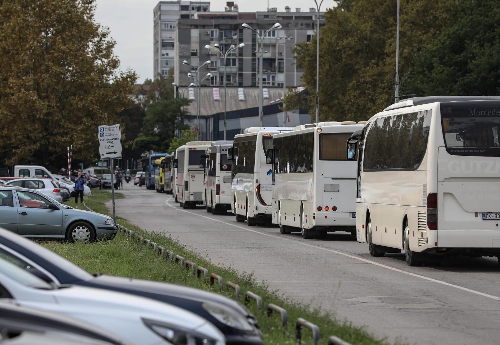 Stali autobusi, vozači upozorili: ‘Imamo 3800 kuna plaću i sad se svi čude što idemo van’ Stali autobusi, vozači upozorili: ‘Imamo 3800 kuna plaću i sad se svi čude što idemo van’