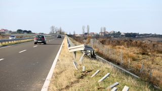 U prometnoj nesreći na Kalmetini cesti vozač probio zaštitnu ogradu