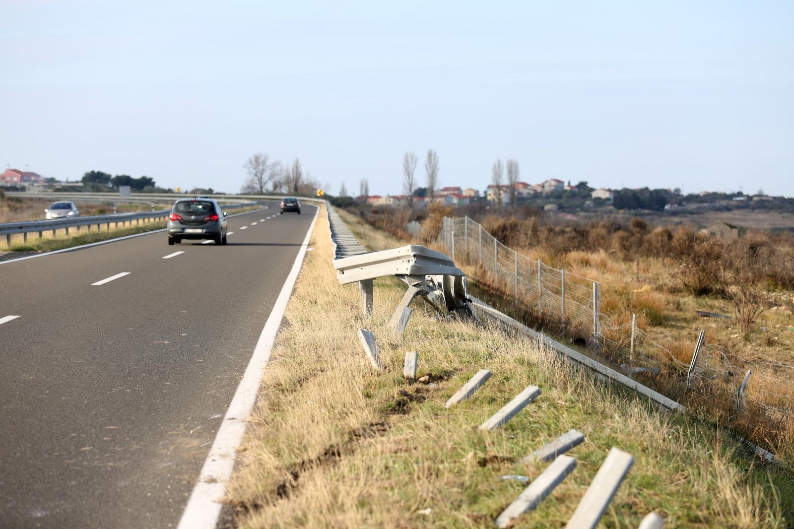 U prometnoj nesreći na Kalmetini cesti vozač probio zaštitnu ogradu