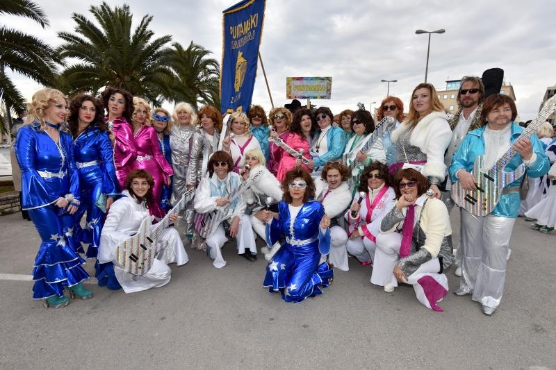 Karnevalska povorka okupila se na parkiralistu kod ‘Ljepotice’ a potom je krenula prema sredisnjem gradskom Trgu. Photo: Dino Stanin/PIXSELL