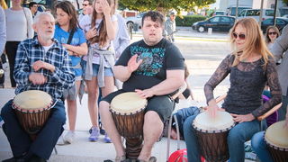 Glazbeno scenski nastup “Iskra ljubavi za mir” i grupna meditacija na Forumu
