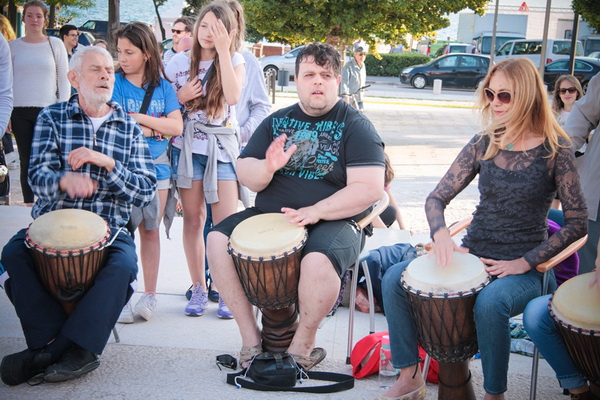 Glazbeno scenski nastup “Iskra ljubavi za mir” i grupna meditacija na Forumu
