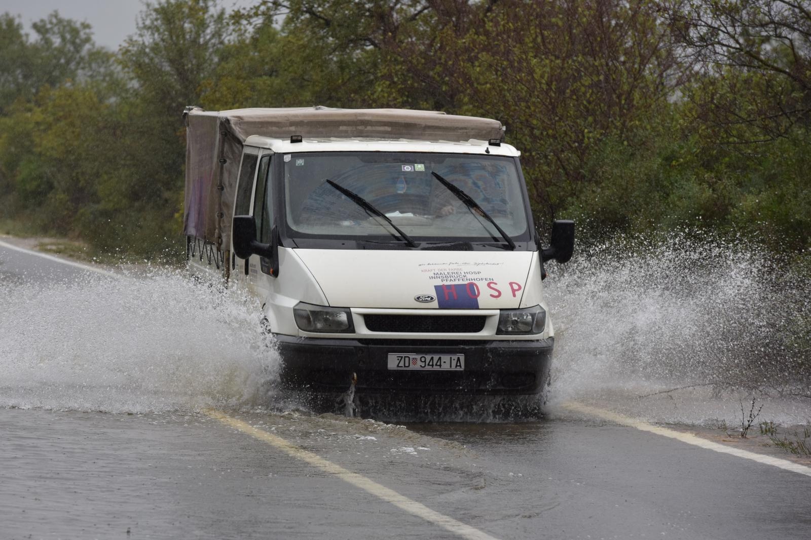 Zbog zarobljenog kamiona ne prometuje se cestom Poljica- Mazija