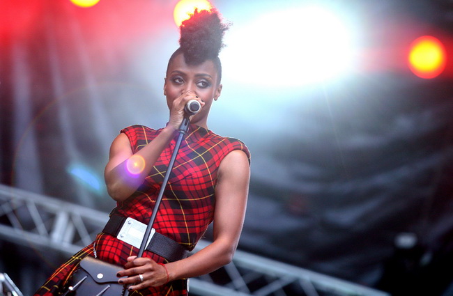 Zagreb, 220610.
Na Jarunu se od 21.-23.06. odrzava glazbeni spektakl T-Mobile INmusic festival na kojem ce nastupiti mnogobrojni izvodjaci kako iz zemlje tako i svijeta.
Danas se odrzao drugi dan.
Na slici: Morcheeba.
Foto: Neja Markicevic / CROPIX Zagreb, 220610.
Na Jarunu se od 21.-23.06. odrzava glazbeni spektakl T-Mobile INmusic festival na kojem ce nastupiti mnogobrojni izvodjaci kako iz zemlje tako i svijeta.
Danas se odrzao drugi dan.
Na slici: Morcheeba.
Foto: Neja Markicevic / CROPIX