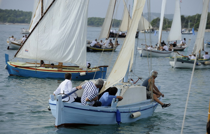 Otok Murter, 300912.
Latinsko idro, najveca regata tradicionalnih gajeta, leuta i kaica odrzana je danas u Murteru. Na regati je startalo oko 100 brodova.
Foto: Niksa Stipanicev / CROPIX Otok Murter, 300912.
Latinsko idro, najveca regata tradicionalnih gajeta, leuta i kaica odrzana je danas u Murteru. Na regati je startalo oko 100 brodova.
Foto: Niksa Stipanicev / CROPIX