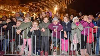 Sv. Nikola s Krampusom i Vilenjakom zabavljao djecu od Kampo Kaštela do Trga Petra Zoranića Sv. Nikola s Krampusom i Vilenjakom zabavljao djecu od Kampo Kaštela do Trga Petra Zoranića