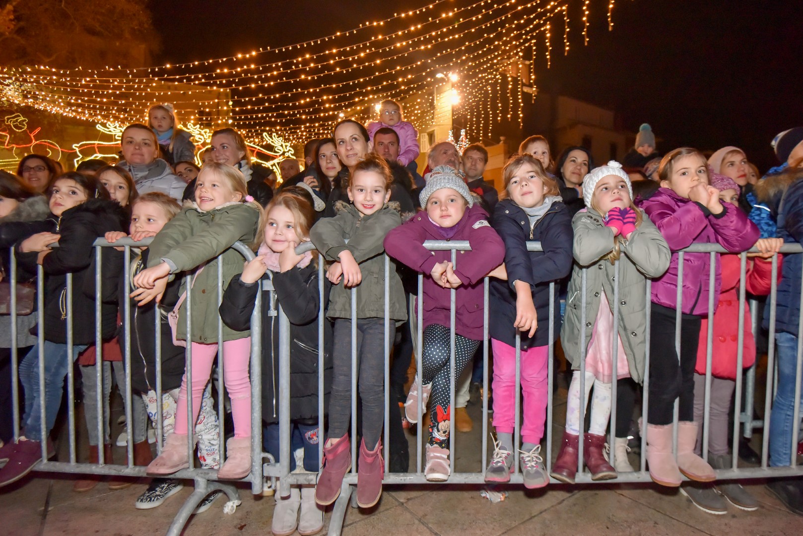 Sv. Nikola s Krampusom i Vilenjakom zabavljao djecu od Kampo Kaštela do Trga Petra Zoranića Sv. Nikola s Krampusom i Vilenjakom zabavljao djecu od Kampo Kaštela do Trga Petra Zoranića
