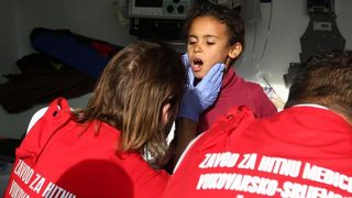 Tovarnik: Iscrpljenim izbjeglicama koji čekaju vlak volonteri Crvenog križa pružaju svekoliku pomoć. Photo: Zeljko Lukunic/PIXSELL Tovarnik: Iscrpljenim izbjeglicama koji čekaju vlak volonteri Crvenog križa pružaju svekoliku pomoć. Photo: Zeljko Lukunic/PIXSELL