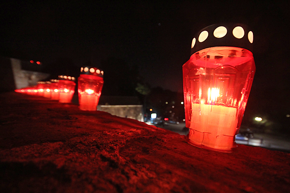 Svijeće na Kopnenim vratima i bedemu u Foši (foto:Saša Čuka) Svijeće na Kopnenim vratima i bedemu u Foši (foto:Saša Čuka)