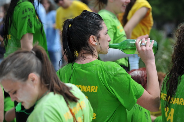 Zadar, 170513. 
Danas su se ucenici zavrsnih razreda zadarskih srednjih skola oprostili od skolskih klupa tradicionalnom Norijadom. 
Uz neizostavni alkohol, pjesmu i prosipanje brasna i jaja po centru grada, nakratko su privukli pozornost prolaznika na se