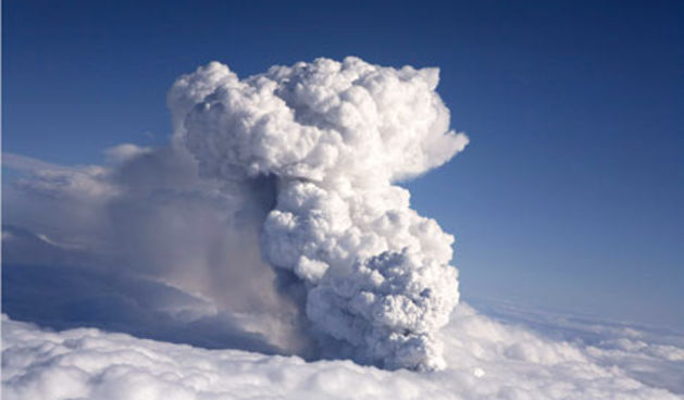 Dim i pepeo islandskog vulkana na ledenjaku Eyjafjallajokull (Foto: Reuters)