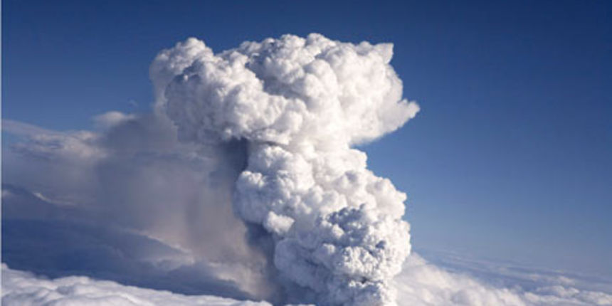 Dim i pepeo islandskog vulkana na ledenjaku Eyjafjallajokull (Foto: Reuters)
