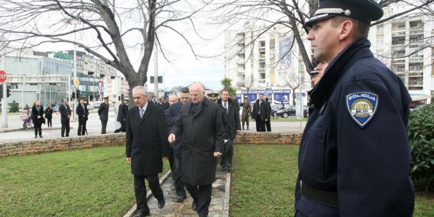 21.01.2014., Zadar – Predsjednik Hrvatskog sabora Josip Leko i ministar branitelja Predrag Matic polozili su vijence u sklopu 21. obljetnice vojno-redarstvene operacije Maslenica ’93. Photo: Dino Stanin/PIXSELL 21.01.2014., Zadar – Predsjednik Hrvatskog sabora Josip Leko i ministar branitelja Predrag Matic polozili su vijence u sklopu 21. obljetnice vojno-redarstvene operacije Maslenica ’93. Photo: Dino Stanin/PIXSELL