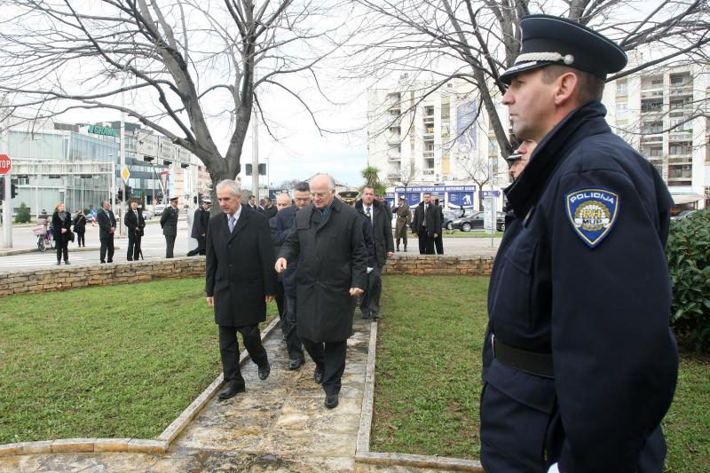 21.01.2014., Zadar – Predsjednik Hrvatskog sabora Josip Leko i ministar branitelja Predrag Matic polozili su vijence u sklopu 21. obljetnice vojno-redarstvene operacije Maslenica ’93. Photo: Dino Stanin/PIXSELL 21.01.2014., Zadar – Predsjednik Hrvatskog sabora Josip Leko i ministar branitelja Predrag Matic polozili su vijence u sklopu 21. obljetnice vojno-redarstvene operacije Maslenica ’93. Photo: Dino Stanin/PIXSELL