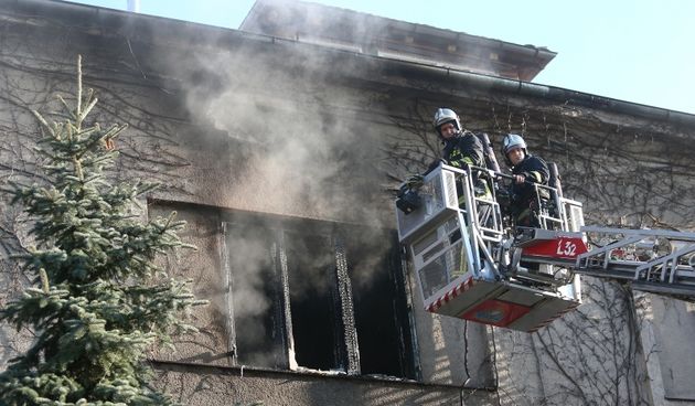 Vatrogasci gase požar u kući u Torbarovoj ulici. Photo: Slavko Midzor/PIXSELL