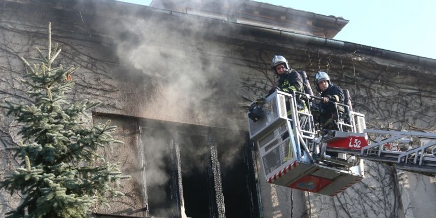 Vatrogasci gase požar u kući u Torbarovoj ulici. Photo: Slavko Midzor/PIXSELL Vatrogasci gase požar u kući u Torbarovoj ulici. Photo: Slavko Midzor/PIXSELL