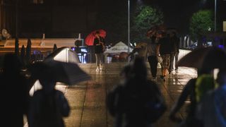 Kiša je potopila ulice grada. Jesen je stigla u svom svojem sjaju