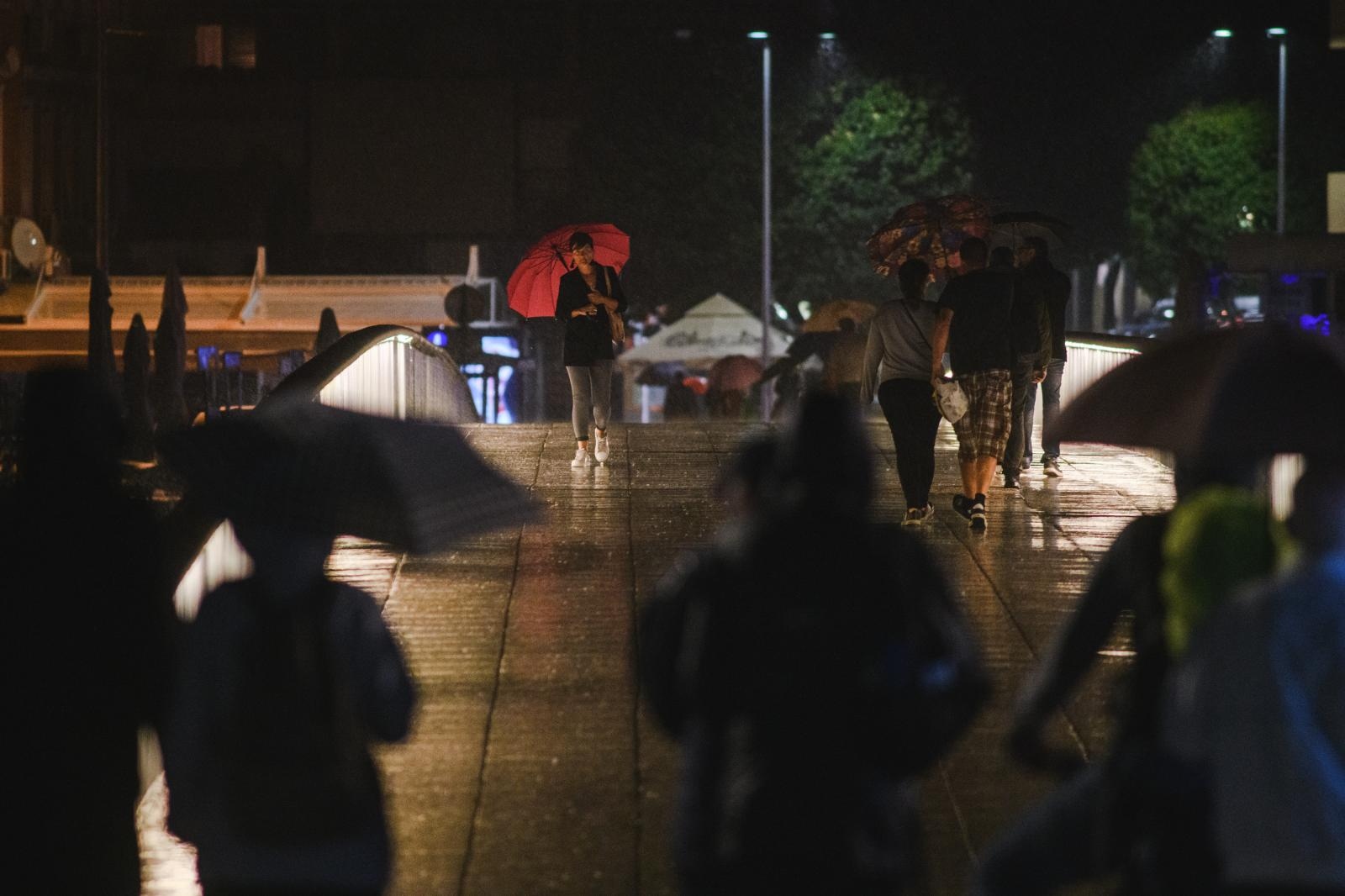 Kiša je potopila ulice grada. Jesen je stigla u svom svojem sjaju