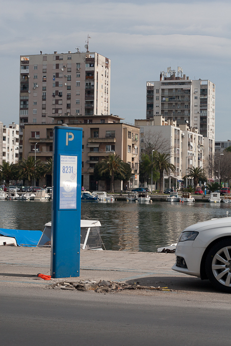 Zadar: Rasvjetni stup završio u moru, foto: Leo Banic