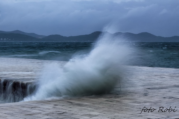 Igra valova na zadarskoj rivi 7. studenog 2014.  Foto: Roberto Lerga