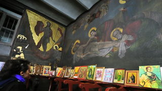 Skopje, 080412.
Nesvakidasnji fenomen prociscavanja fresaka poceo se dogadjati u unutrasnjosti poznate skopske crkve Sveti Velikomucenik Dimitrija. Freske u unutrasnjosti crkve, na kojima se godinama talozio dim od izgorjelih svijeca koje su palili vjerni Skopje, 080412.
Nesvakidasnji fenomen prociscavanja fresaka poceo se dogadjati u unutrasnjosti poznate skopske crkve Sveti Velikomucenik Dimitrija. Freske u unutrasnjosti crkve, na kojima se godinama talozio dim od izgorjelih svijeca koje su palili vjerni