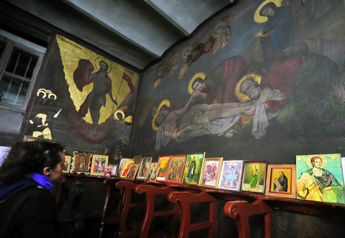 Skopje, 080412.
Nesvakidasnji fenomen prociscavanja fresaka poceo se dogadjati u unutrasnjosti poznate skopske crkve Sveti Velikomucenik Dimitrija. Freske u unutrasnjosti crkve, na kojima se godinama talozio dim od izgorjelih svijeca koje su palili vjerni Skopje, 080412.
Nesvakidasnji fenomen prociscavanja fresaka poceo se dogadjati u unutrasnjosti poznate skopske crkve Sveti Velikomucenik Dimitrija. Freske u unutrasnjosti crkve, na kojima se godinama talozio dim od izgorjelih svijeca koje su palili vjerni